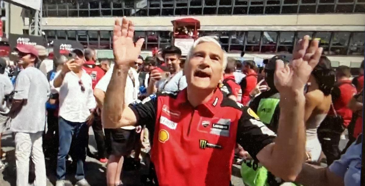 David Tardozzi, jefe de Ducati Lenovo, se encara con el público de Mugello, en defensa de Marc Márquez.quipo