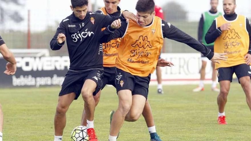 Jorge Meré, a la derecha, intenta robarle un balón a Nacho Cases ayudado por Rachid.