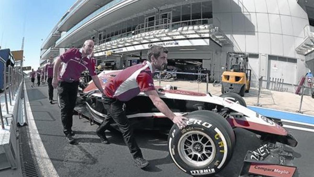 Los mecánicos de Marussia empujan un monoplaza de la escudería en el circuito de Sochi, donde se disputó el PG de Rusia.