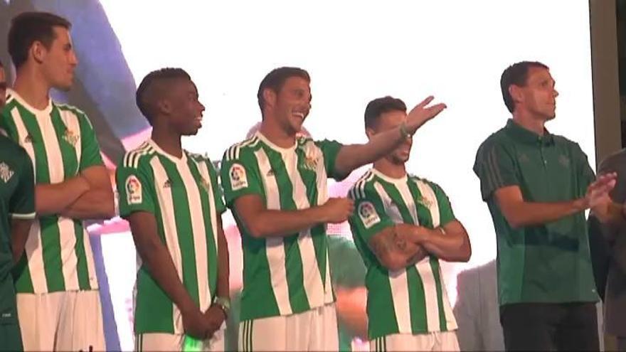 Haze insulta al Sevilla en la presentación de las nuevas camisetas del Betis