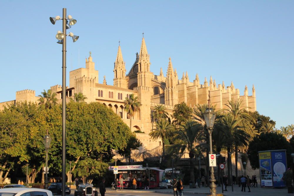 Mehrere tausend Personen kamen an Heiligabend wieder zu den beiden Ausgaben der deutschsprachigen ökumenischen Christvesper in der Kathedrale von Palma de Mallorca, die inzwischen seit 1971 auf Mallorca stattfinden. Die Predigt hielt Pfarrer Andreas Falow.