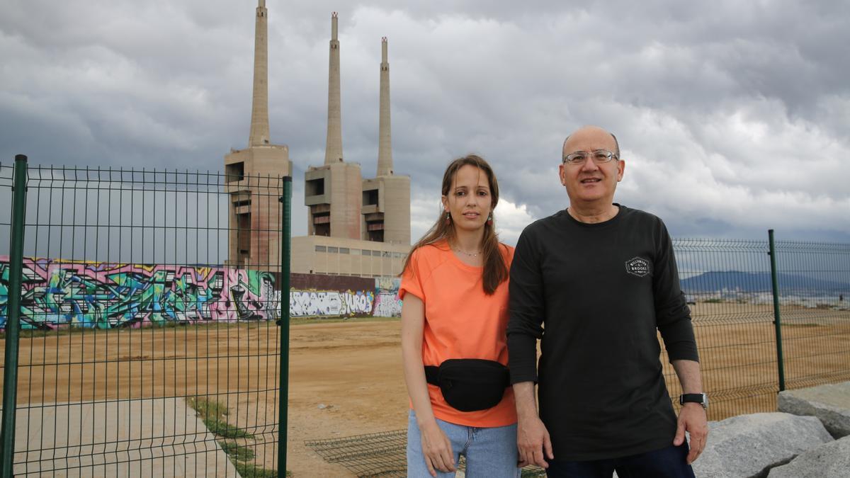 Los ecologistas Laura González y Pedro Gusi, que han investigado la contaminación industrial en terrenos de Sant Adrià.