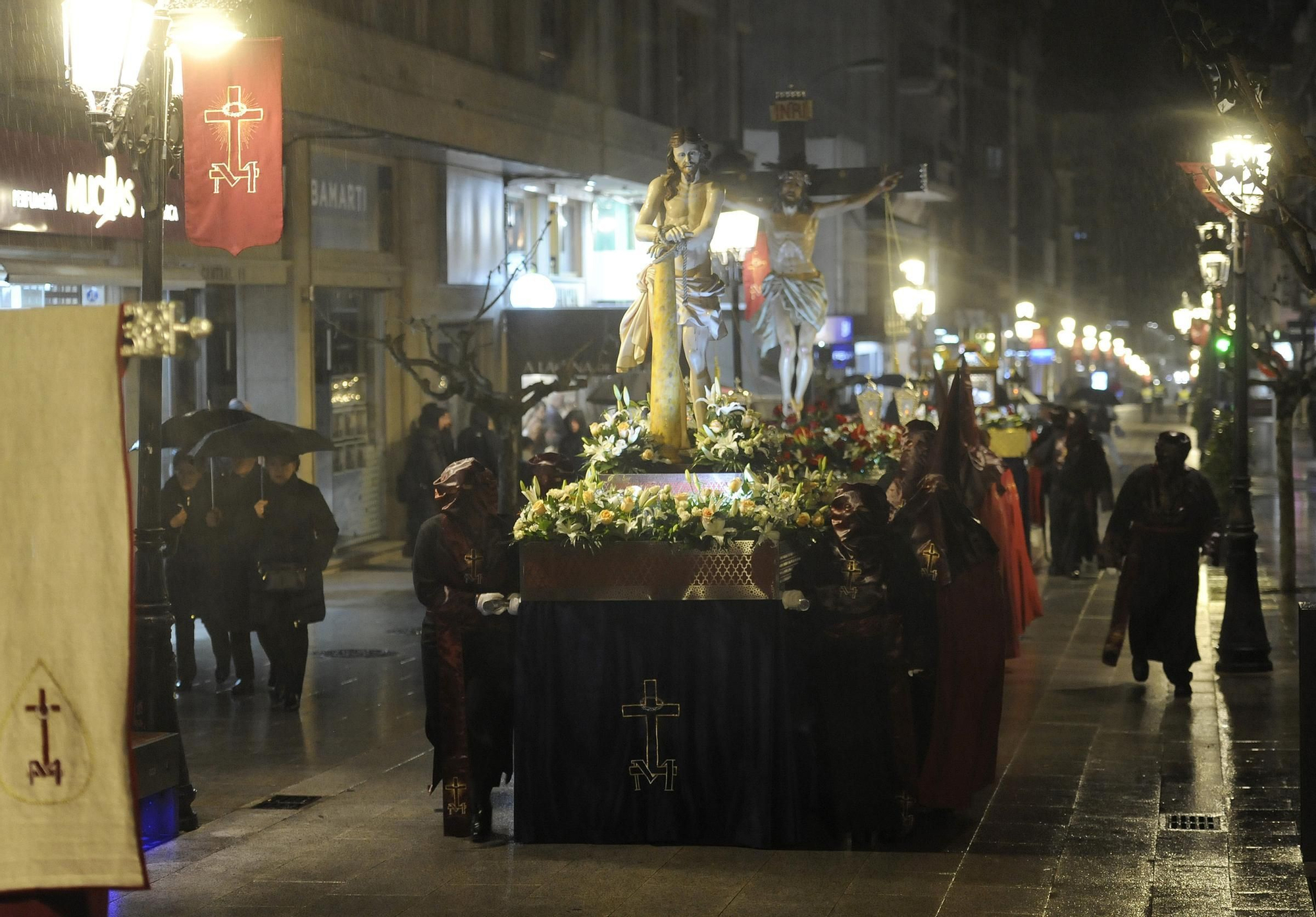 El Cristo atado a la columna encabezó la comitiva.