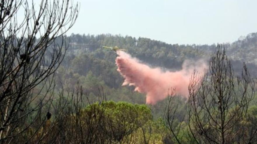 Hidroavió descarregant aigua amb retardant