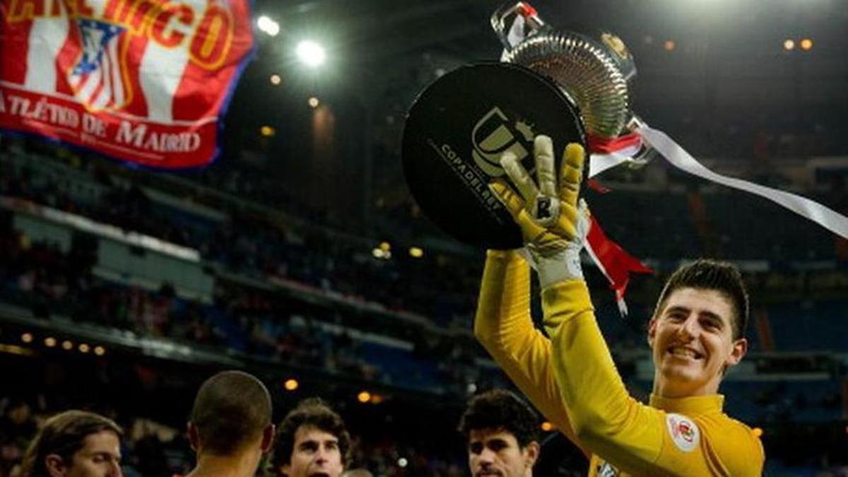 El belga Thibaut Courtois celebra la Copa del Rey que logró en 2014 con el Atlético.