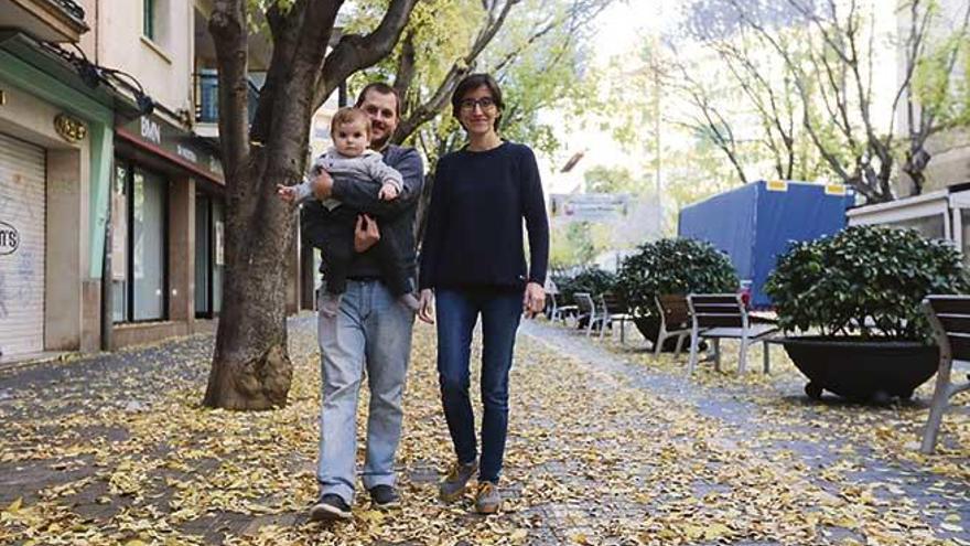 Carles, Ona y Macarena,  de paseo por  la calle Blanquerna de Palma.