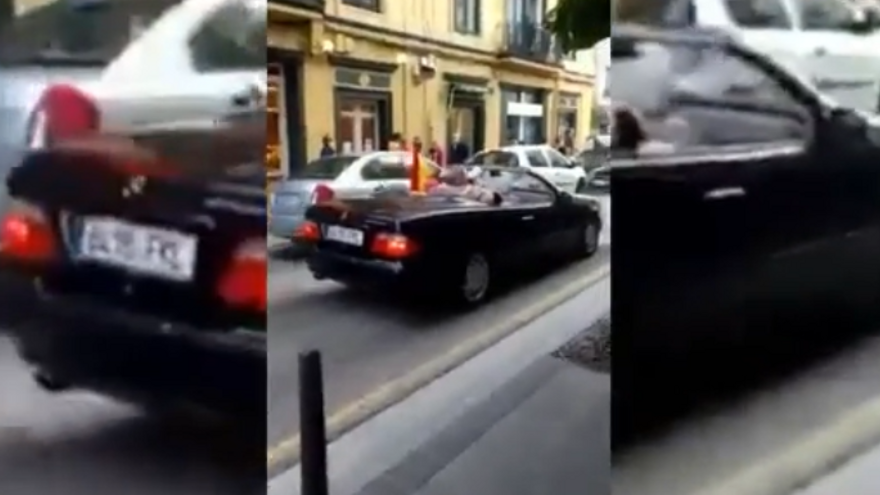 El manifestant amb el seu Mercedes pels carrers de Santander