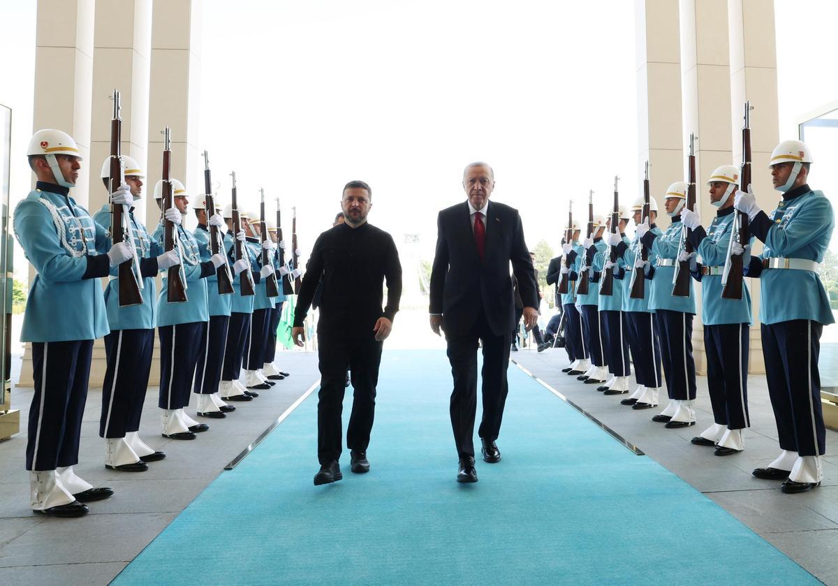 Zelenski se reúne con Erdogan en Ankara para debatir salidas negociadas a la guerra con Rusia