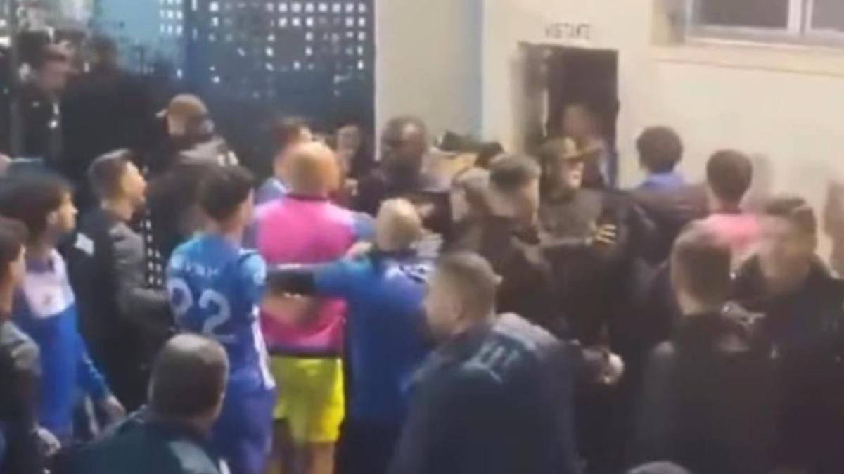Captura de pantalla del vídeo en el que se ve la trifulca en las puertas del vestuario visitante
