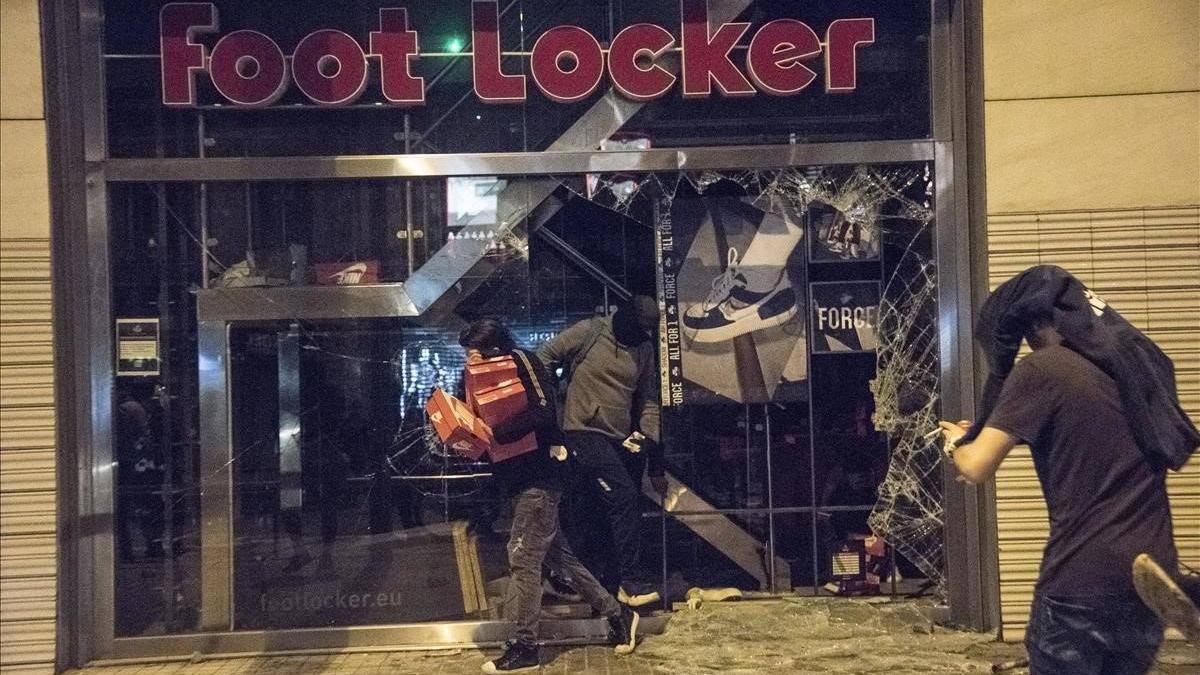 Tres detenidos por robos en tiendas durante los altercados del sábado en Barcelona