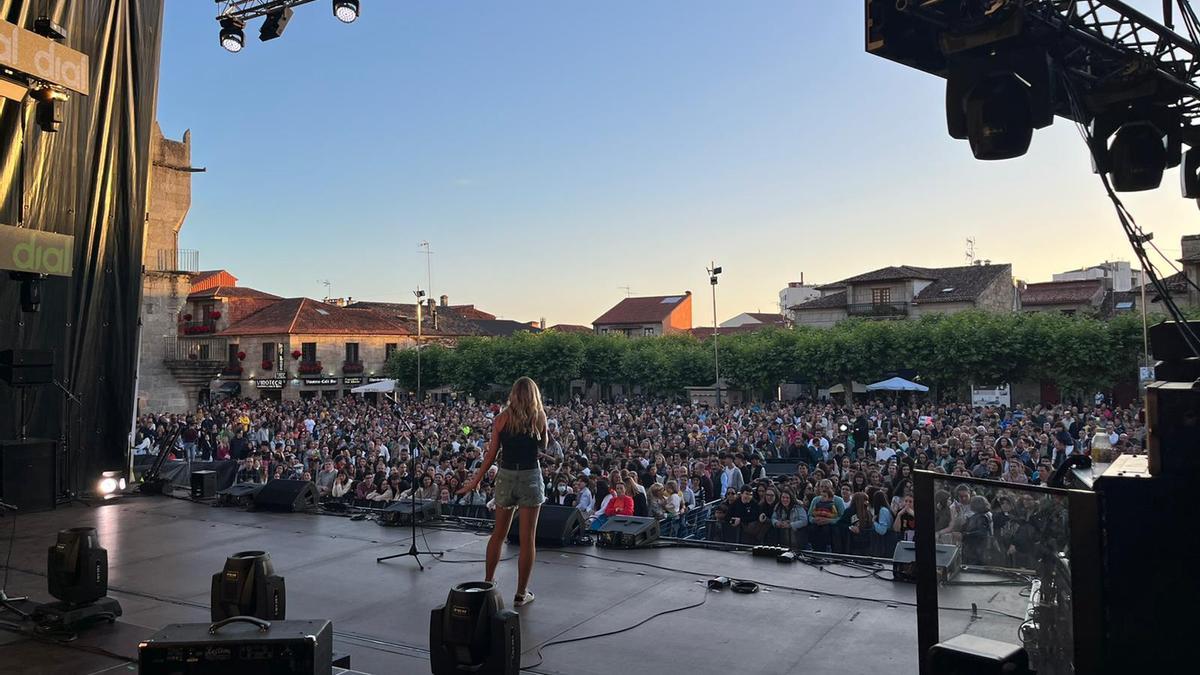 Vista de la plaza de Fefiñáns, durante uno de los conciertos de Dial al Sol