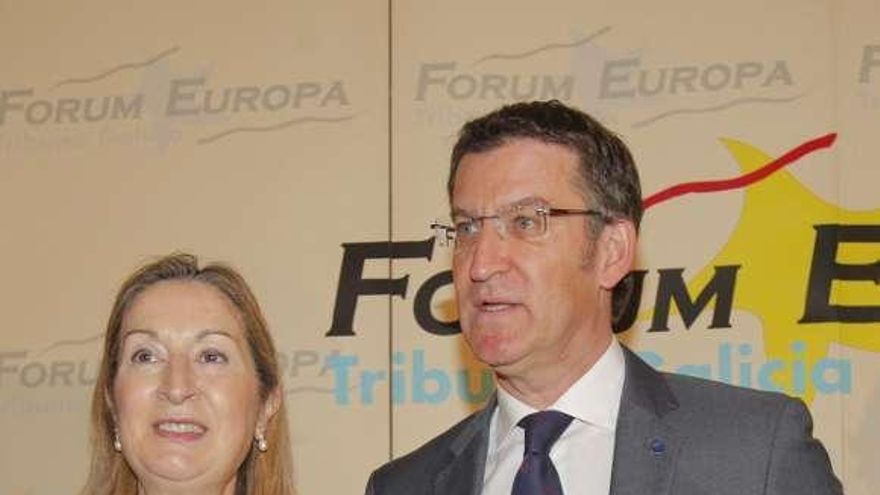 Ana Pastor y Núñez Feijóo, ayer, en Santiago. // Xoán Álvarez