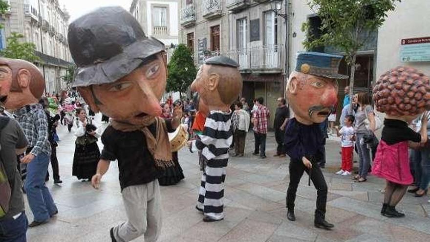 Cabezudos, deambulando por el centro de la ciudad.