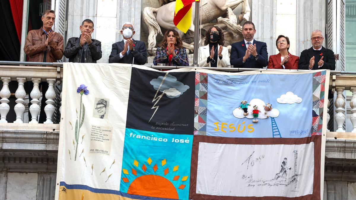 Despliegue del Tapiz Memorial de la lucha contra el Sida, en la fachada de la Generalitat