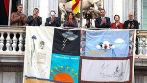 Despliegue del Tapiz Memorial de la lucha contra el Sida, en la fachada de la Generalitat.