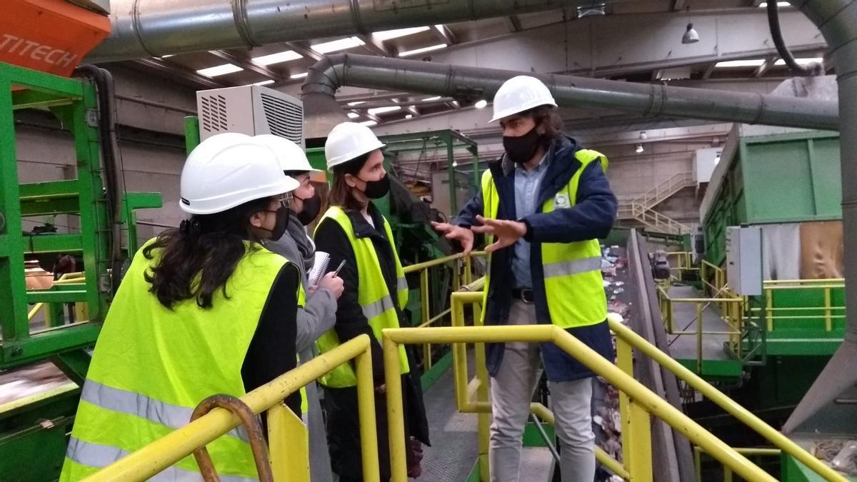 Visita de una delegación de Mercadona a la planta de Llíria, donde el gerente Ángel Rodríguez explicó el funcionamiento