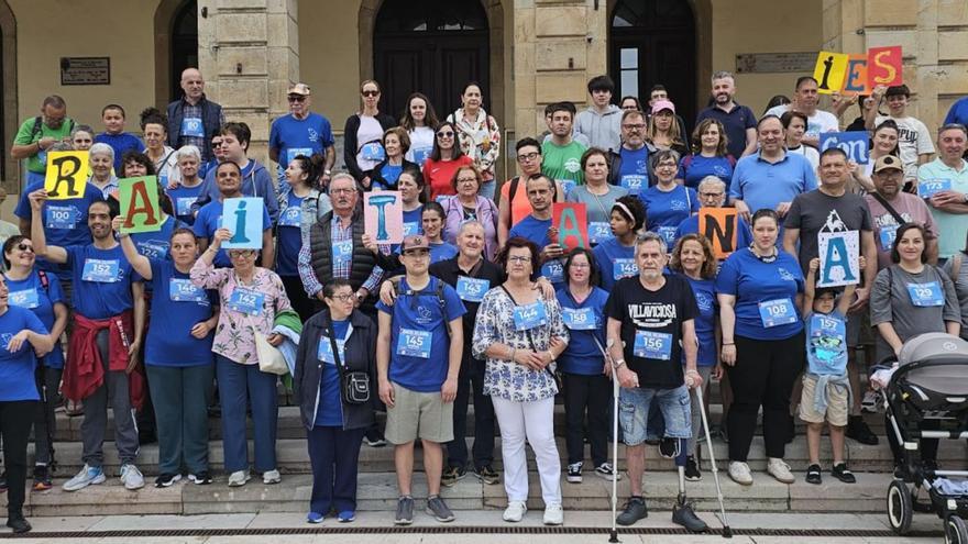 Los participantes en la marcha, ante el Ayuntamiento. | VICENTE ALONSO