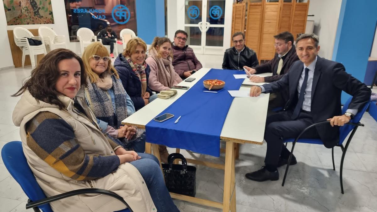 El candidato del PP, reunido anoche con los concejales populares del gobierno local