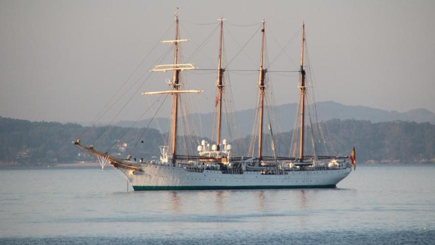 El Juan Sebastián Elcano, esta mañana ante la costa de Silgar en Sanxenxo.