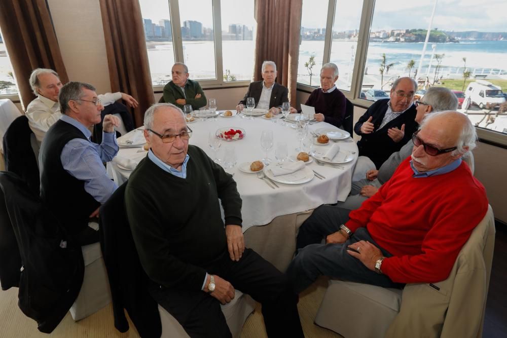 Homenaje a los socios que cumplen 50 años en el Sporting