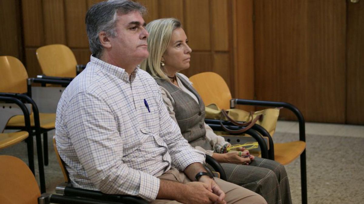 Andrés Martínez y Adela Martínez-Cachá, durante el juicio. | JUAN CARLOS CAVAL