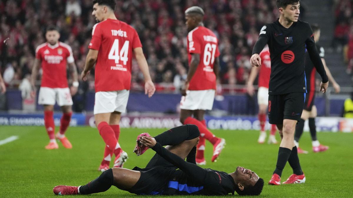 Balde se lamenta del pisotón de Araujo que provocó el penalti del Benfica sobre el Barça en Lisboa.