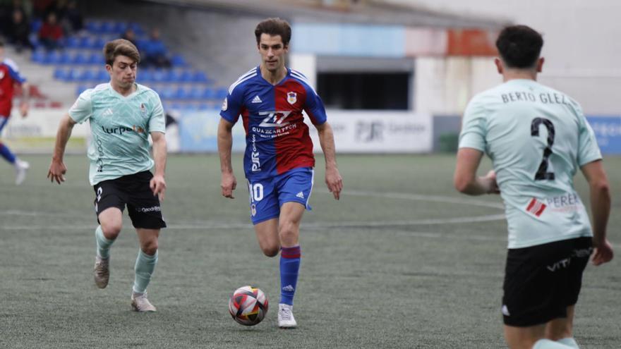 Juan López, con el balón, presionado por Lucas Suárez, con Berto González de espaldas. |