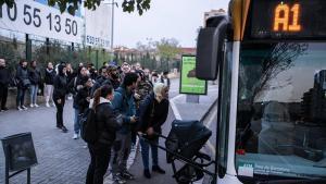 BARBERÀ DEL VALLÈS 20/03/2024 Barcelona. Fotos de las colas que se forman esperando al autobus A1 que atraviesa todo Sabadell y Barberà del Vallès hasta Barcelona. FOTO de ZOWY VOETEN