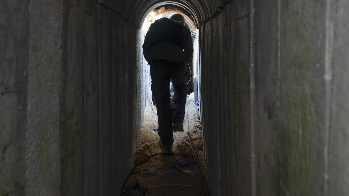 El ejército israelí muestra un túnel bajo un hospital en Jan Yunis en el que dice haber matado al líder de Hamás