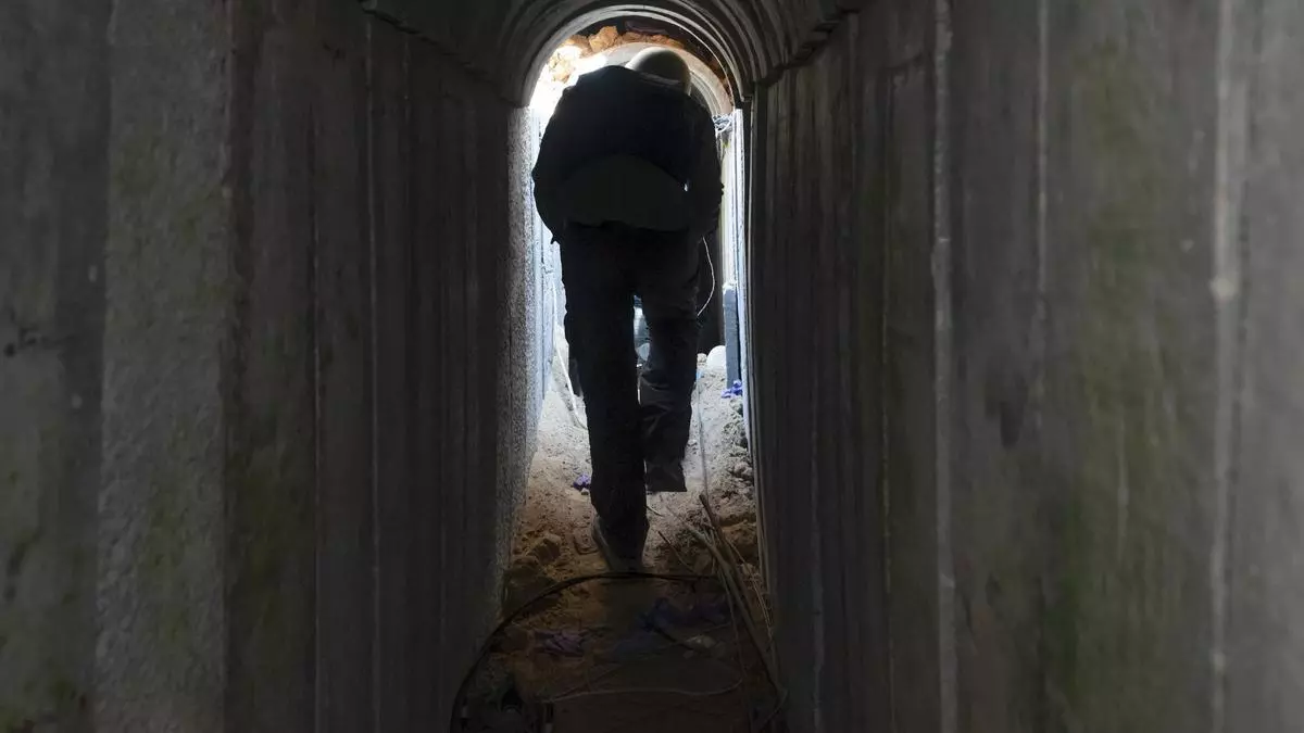 El ejército israelí muestra un túnel bajo un hospital en Jan Yunis en el que dice haber matado al líder de Hamás