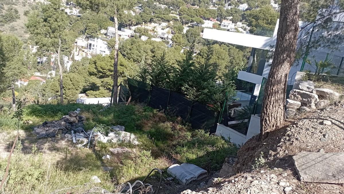 Escombros en unos terrenos de calle Bounganvilleas, en PInares de San Antón, el mes pasado.