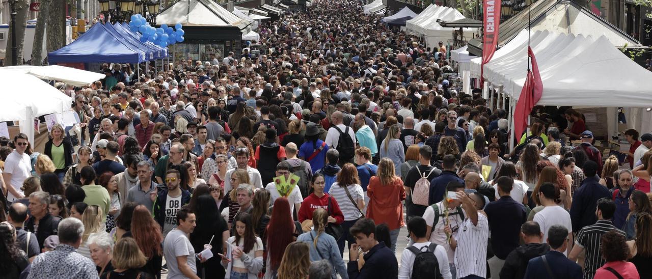 Diada de Sant Jordi. Ambiente en La Rambla.