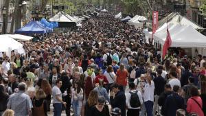 Diada de Sant Jordi. Ambiente en La Rambla.