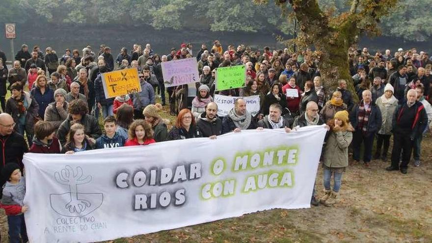 Varios manifestantes concentrados a orillas del río Verdugo, ayer, en Soutomaior. // Alba Villar