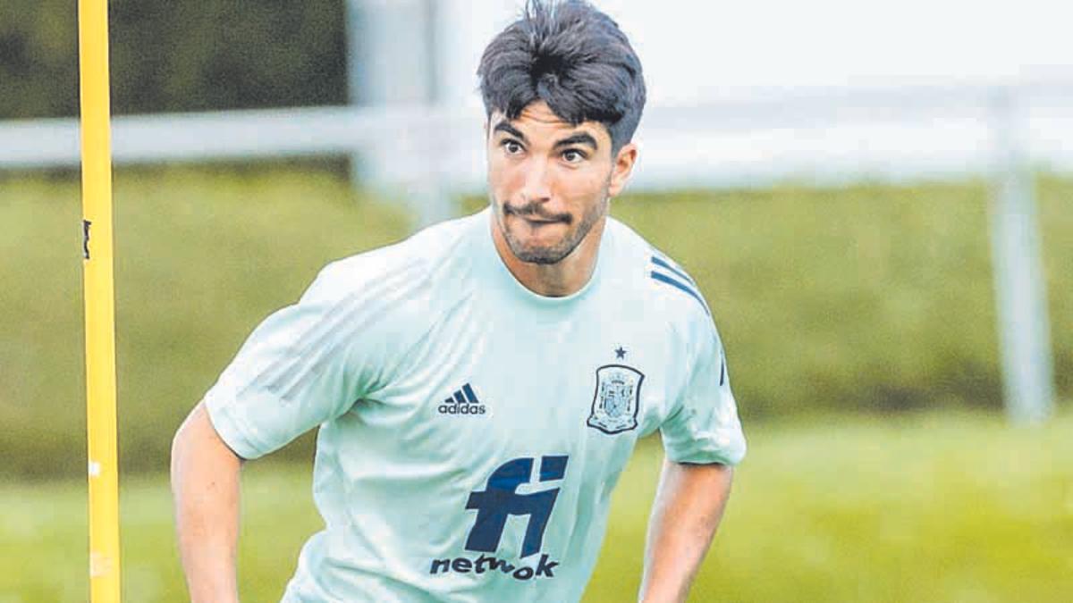 Carlos Soler, en un entrenamiento con España