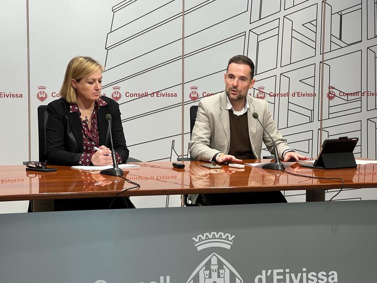 La consellera de Bienestar Social, Carolina Escandell, y el vicepresidente, Mariano Juan, durantre la rueda de prensa en la que informaron de la presentación de la denuncia en el juzgado.