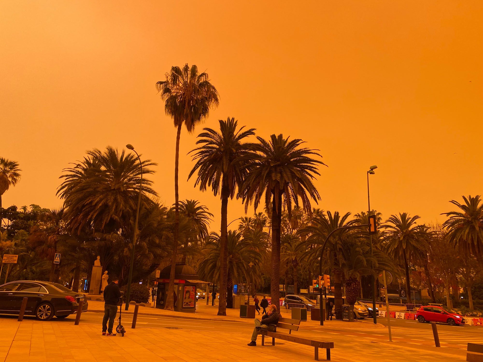 El cielo, teñido de naranja o casi rojo, desde distintos puntos del Centro de Málaga.