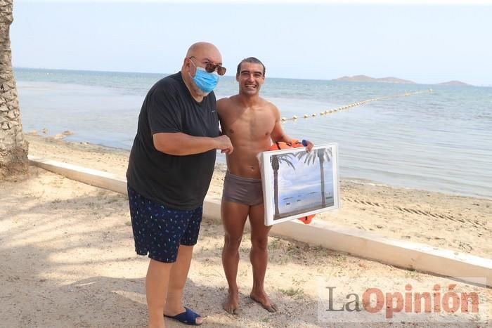 Un hombre cruza a nado el Mar Menor