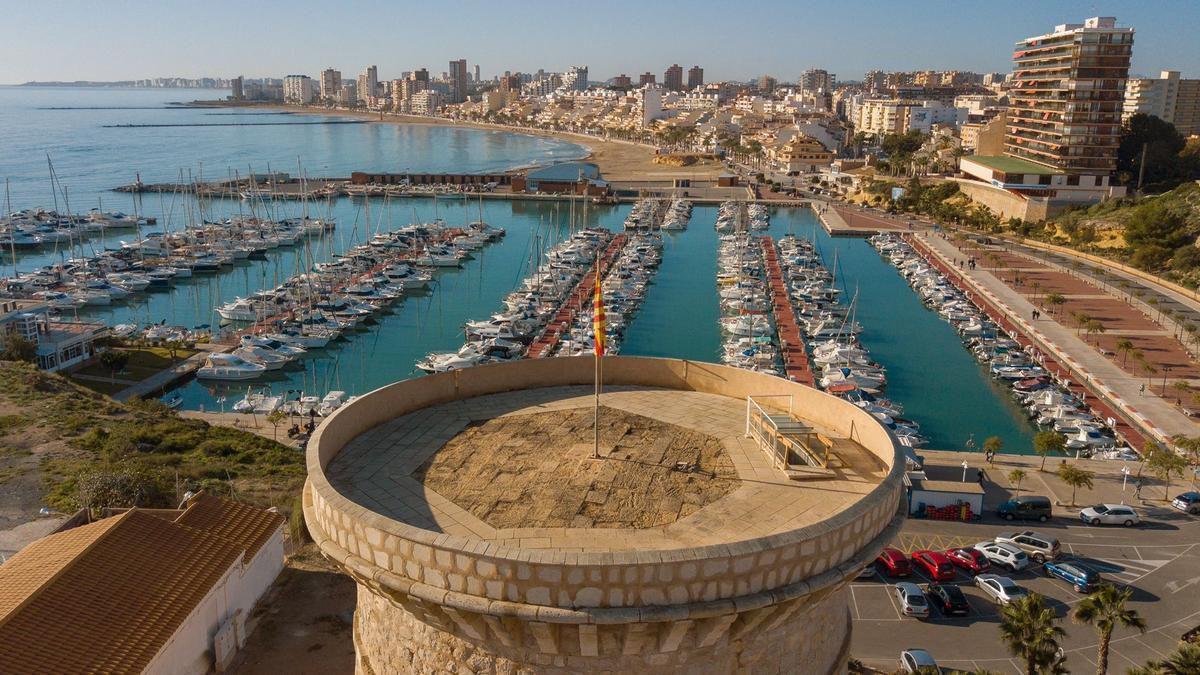 El castillo de El Campello y, al fondo, el municipio.