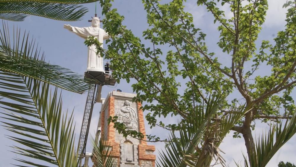 Montaje del monumento 'Los Jardines del Rey Lobo' en la plaza Circular de Murcia