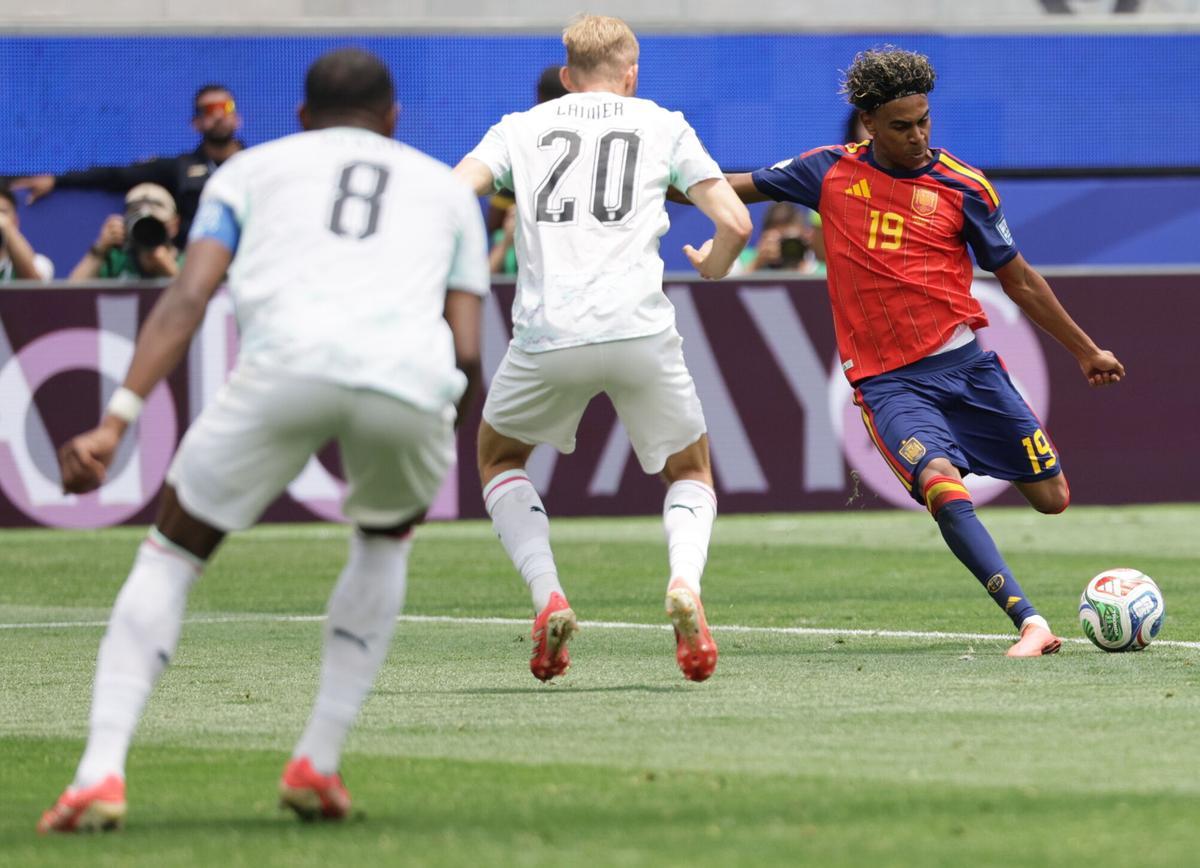 INGLEWOOD (United States), 02/07/2026.- Lamine Yamal of Spain (R) in action during the FIFA World Cup 2026 Round of 32 match Spain against Austria, in Los Angeles, USA, 02 July 2026. (España) EFE/EPA/CHRISTOPHER TORRES