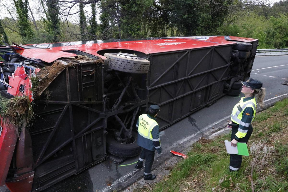 El autobús volcado tras el accidente.