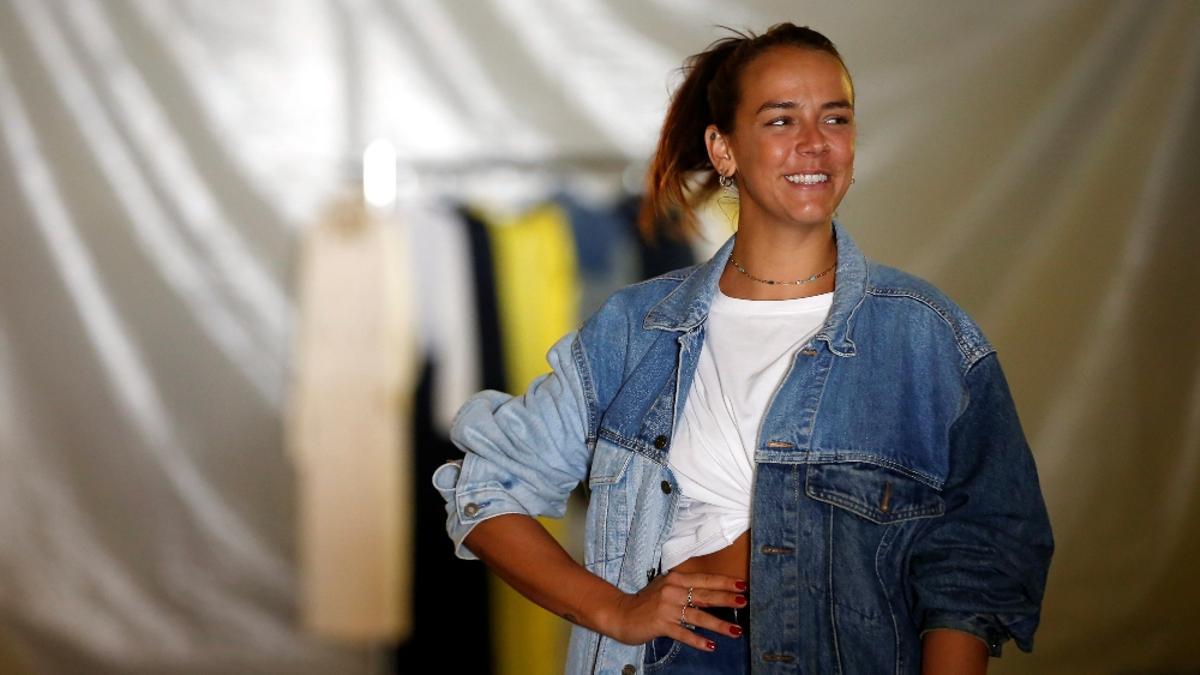 Pauline Ducruet sonriente en la presentación de la colección de su firma, Alter, con chaqueta vaquera XL de aire retro