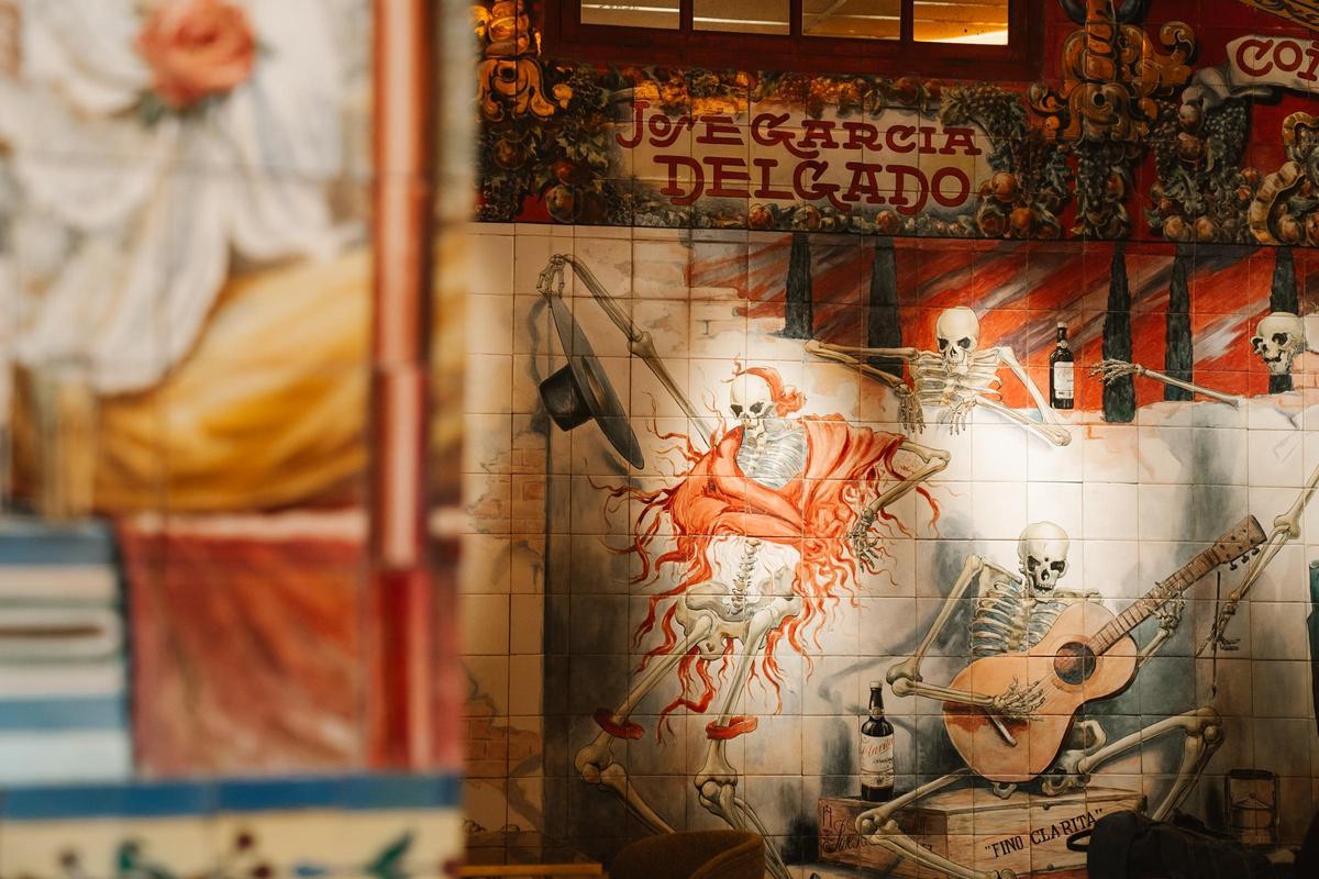 Uno de los murales realizados por Enrique Guijo y Alfonso Romero, dos ceramistas de la época.