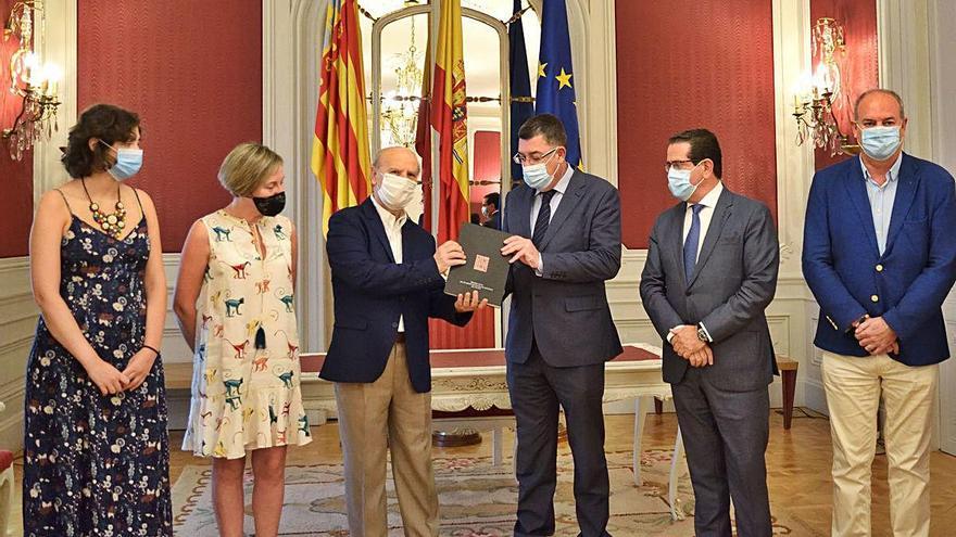 Ferrer entrega la memòria a Morera davant representants de la Mesa de les Corts.