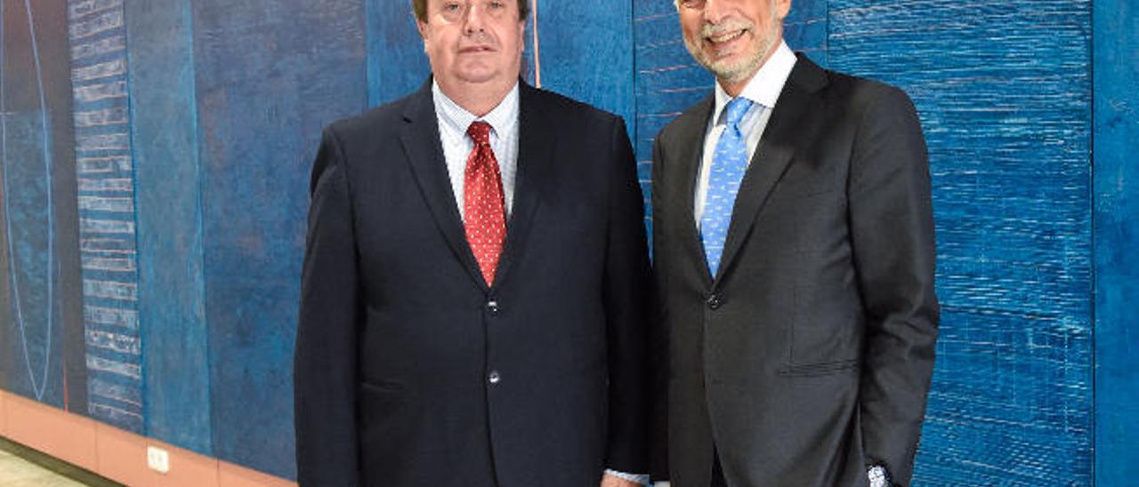 Carlos de Blasio (i) y Stefano Sannino (d), ayer por la tarde en la capital grancanaria.