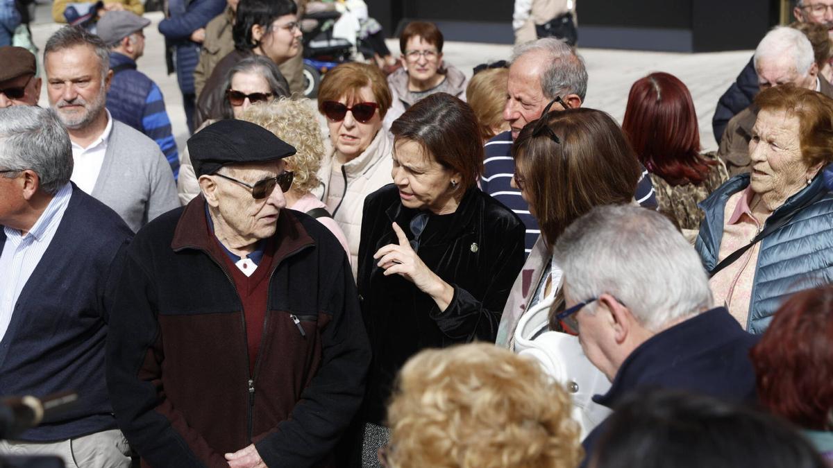 ZONA AJARDINADA ENTRE LAS CALLES JOSÉ MANUEL PALACIO Y CORTES DE CÁDIZ. Placa conmemorativa por Carmen Álvarez. (acto del 8M y de recuerdo a una gran líder vecinal y exconcejala)