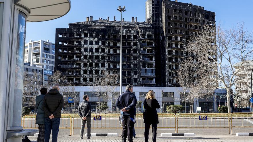 El edificio incendiado del barrio de Campanar.