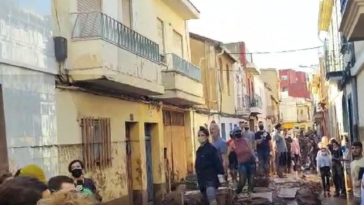 Los voluntarios cantan el himno de Valencia.