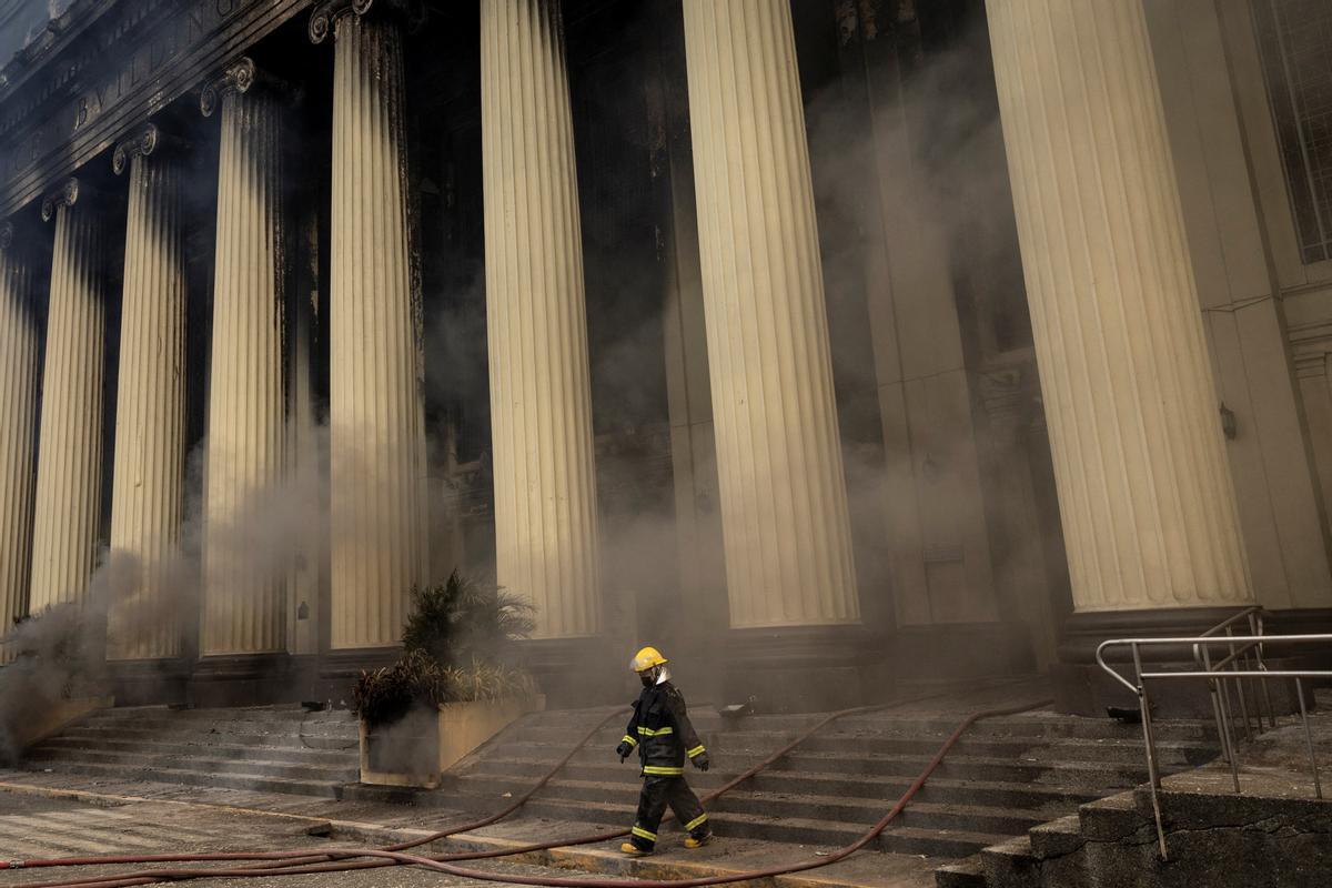 Espectacular incencio en la histórica oficina de Correos de Manila